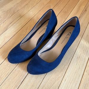Women’s faux suede dress shoe